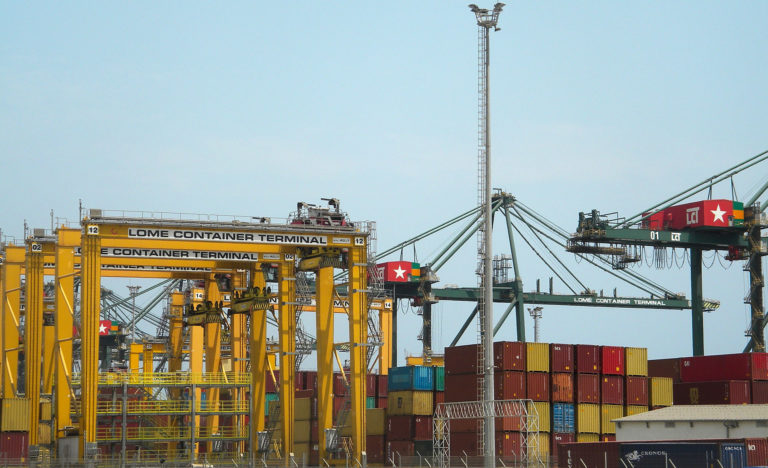 grues portuaire déchargeant de conteneurs d'un porte-conteneur